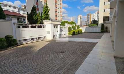 CASA DE CONDOMÍNIO COM 3 SUÍTES E QUINTAL NA VILA MARIANA. SÃO 257M², 3 SUÍTES, QUARTO E BANHEIRO DE SERVIÇO E 3 VAGAS. EM RUA TRANQUILA E SEM SAÍDA, A 1,2KM DO METRÔ