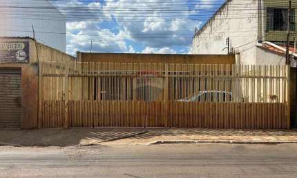 CASA COM 4 QUARTOS E CASA NOS FUNDOS COM 2 QUARTOS NA  QNG 9 AVENIDA HÉLIO PRATES TAGUATINGA