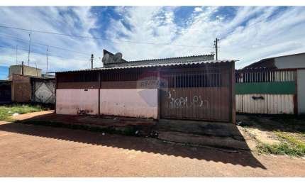 Casa com 2 quartos, na Quadra 116 do Recanto das Emas- ao lado do terminal de ônibus