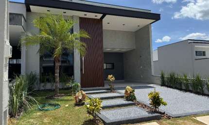 Belíssima   Casa em condominio fechado cop piscina e 3 dormitórios