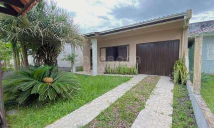 Casa com 3 quartos à venda na Rua Tancredo Neves, 158, Balneário Jardim Olívia, Arroio do Sal por R$ 420.000