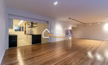 Localizado entre Barão de Ipanema e Bolívar, com vaga na escritura e 02 vagas para visitantes,  este imóvel é o que você buscava em Copacabana. O apartamento foi reformado e projetado por arquiteta,
