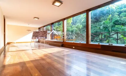 Casa com 3 pavimentos, 4 quartos, 1 suíte, quadra de tênis, piscina, sauna, banheira. Condomínio com ar bucólico, vista para mata atlântica e com segurança 24 hs.