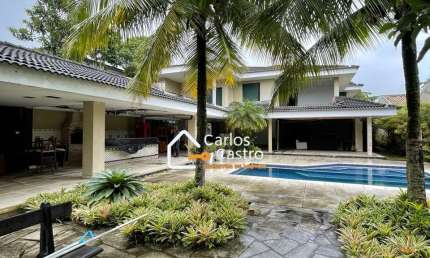 Casa com terreno de 1000m² e área de lazer completa.