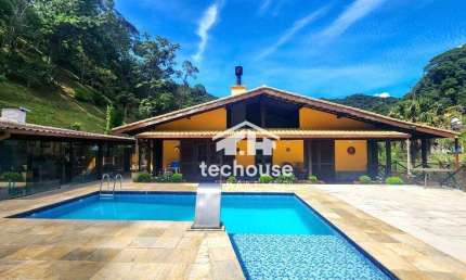 Casa Linear, no Comary – Teresópolis, com 4 qrt, 2 suítes, lazer completo e chalé para hóspedes.