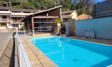 Casa em Condomínio com 3 suítes, Pimenteiras: Conforto e Lazer a Poucos Minutos do Centro de Teresópolis.