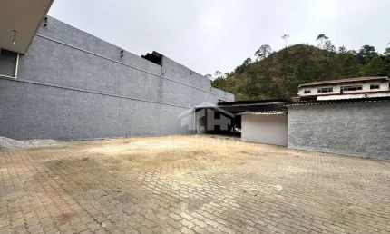 Loja espaçosa com pátio na várzea em teresópolis - ideal para seu negócio!