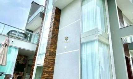 Sobrado Triplex Finamente decorado e mobiliado com piscina