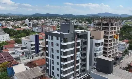 Apartamento com 3 dormitórios a 370m da praia em balneário piçarras
