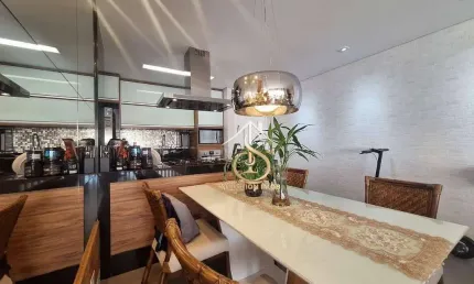 Este lindo apartamento com 2 suítes, 2 vagas de garagem e uma decoração impecável é simplesmente apaixonante