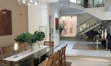 Casa de Luxo em Condomínio à Venda em  - 3 Quartos, 3 Suítes, 3 Salas, 5 Banheiros, 4 Vagas de Garagem!