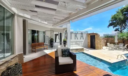Luxuosa casa em condomínio à venda em Campinas-SP no Loteamento Alphaville Campinas: 4 quartos, 4 suítes, 3 salas, 6 banheiros, 6 vagas de garagem, 370m² de área.