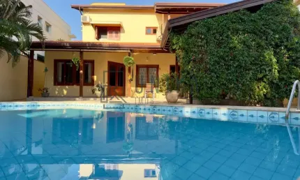 Casa de Condomínio no Residencial Barão do Café em Campinas-SP: 4 quartos, 4 suítes, 3 salas, 6 banheiros, 4 vagas de garagem, 370 m² de área. Segurança total em Barão Geraldo!