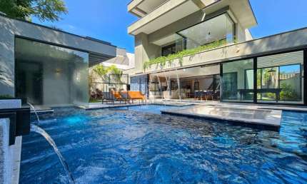 Impecável mansão de 6 quartos na Riviera em Bertioga-SP: 6 suítes, 3 salas, 8 banheiros, 6 vagas e 610m².