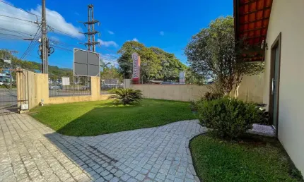 Comercial para Locação em Joinville, Iririú, 6 dormitórios, 2 suítes, 2 banheiros, 6 vagas