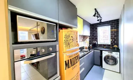 Lindo apartamento decorado para locação e possui sacada com churrasqueira!