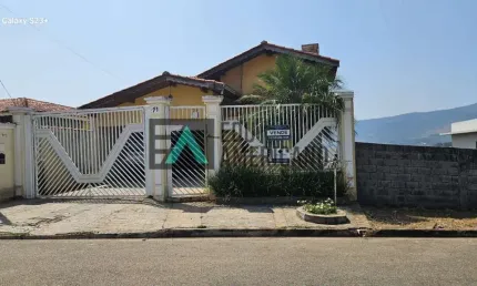 Ótima casa terrea no jardim do lago, atibaia com vista privilegiada, 3 dormitórios rua tranquila