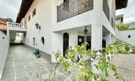 UM ACHADO! CASA DE RUA COM ÓTIMA SEGURANÇA! - 4 suítes, salão festas, escritório, adega, 7 vagas