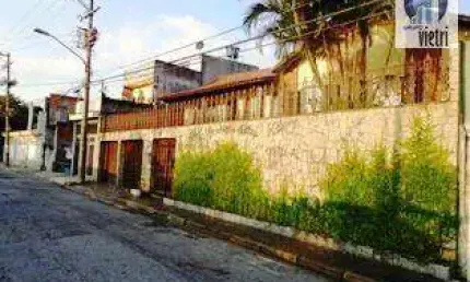 A casa tem 3 dorms com armarios embutidos, sendo 1 suíte com hidro, + 3 wc, sala para 2 ambientes, cozinha ampla com armarios, c