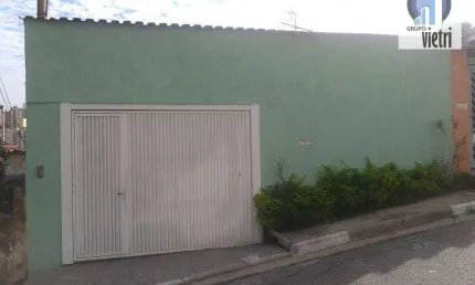 Casa térrea com 210m² de área construída, sendo 2 dormitórios com 1 suíte. Edícula, 2 vagas de garagem, soton com sacada e espaç