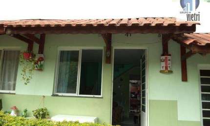 Sobrado em condomínio fechado com 2 dormitórios, 1 closet, sala dois ambientes, cozinha, quintal, local seguro aceita financ