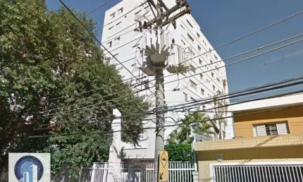 2 Dormitórios com armários embutidos, Sala, Cozinha com armários, Banheiro, Area de serviço com quarto e banheiro. 2 Vagas de Garagem cobertas fixas.