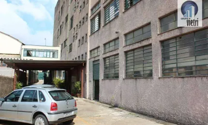 Na condição atual, o imóvel possui 8.813m² (área total disponível para locação monousuário), além das vagas de garagem e pátio de manobras.
