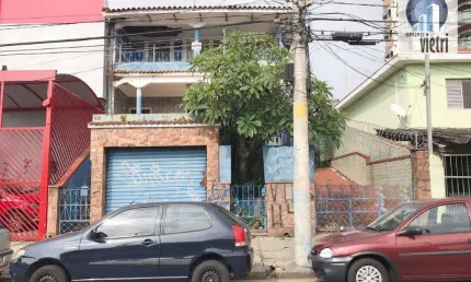 Um imóvel que precisa do seu toque, uma pequena modernização e com certeza você terá um sobrado incrível. rodeado de comercio, em uma rua calma o imóv