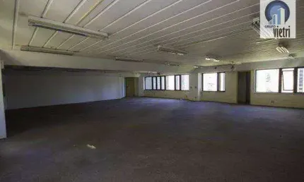 Conjunto comercial com 272m² copa, ar condicionado, 2 banheiros e 4 vagas - imóvel necessita de reforma.