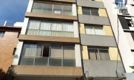 Apto. reformado  com 3 dorms sendo 1 suíte,  4 wc sendo 1 lavabo, 1 wc social e dep. empregada (quarto e banheiro). sala de estar com sacada, sala de
