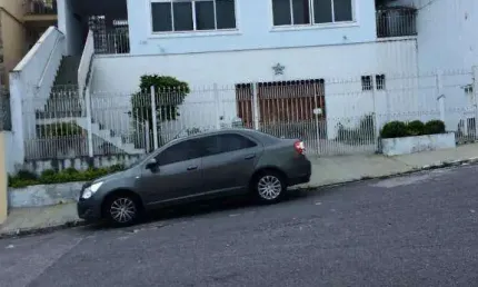 sobradão com 12,5 de frente. Ensolarado, iluminado e muito, muito harmonioso. Há espaço e luz para curtir e receber boas energias e amigos. Próximo do