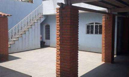 Sobrado com 3 dormitórios (1 suíte) com armários planejados e cozinha com armários e fogão, sala com 22 M2 com 3 sacadas  2 vagas cobertas e um quinta