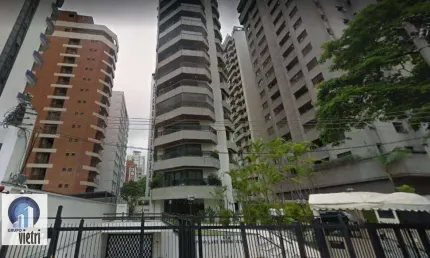 Apartamento com 210m², com um amplo living para 3 ambientes com lareira e varanda. 3 ótimas e aconchegantes suítes + quarto de Tv/ escritório e 3 vaga
