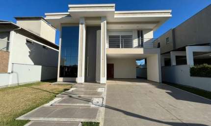Casa de alto padrão em condomínio fechado, semi mobiliada.