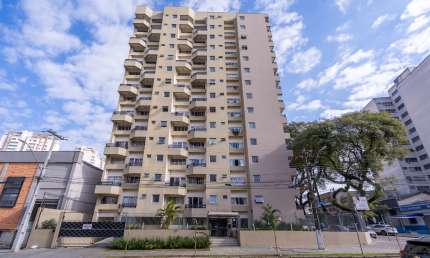 Excelente apartamento com garagem em área nobre do Portão.