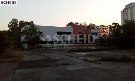 Galpão comercial em amplo terreno totalmente plano, em ótima localização na zona sul