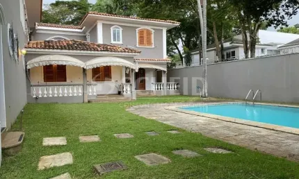 Ótima casa á venda contendo 5 dormitorios sendo 3 suites