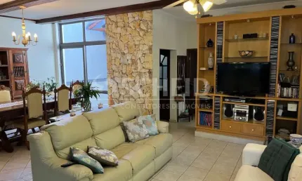 Casa Térrea no Alto da Boa Vista com 3 quartos sendo 1 suíte com 5 vagas de garagem!!!