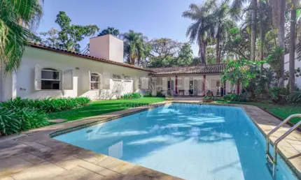 Casa térrea no alto da boa vista com 4 quartos sendo 4 suítes e 6 vagas de garagem.