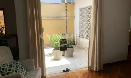 Casa térrea no brooklin com 3 quartos sendo 1 suíte com 4 vagas de garagem.