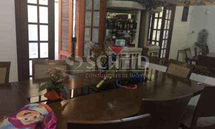 Casa a venda com 1 suíte e 2 vagas no Campo Grande.