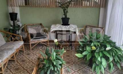 Casa térrea de esquina, com 3 dormitórios, 1 suíte e 3 vagas, em Interlagos.