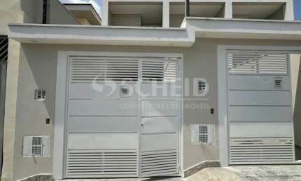 Sobrado em Campo Grande, novo, 3 dormitórios sendo 3 suites, sala, cozinha, 2 banheiros e 2 vagas.
