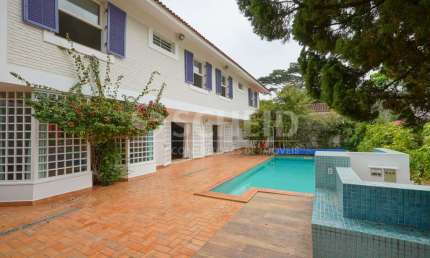 Casa Alto Padrão Reformada Rua Sem Saída com 4 Suites, Piscina e Espaço Gourmet no Alto Boa Vista
