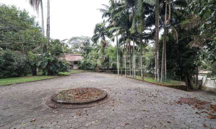 Casa na Chácara Flora com 942m² de área construída.