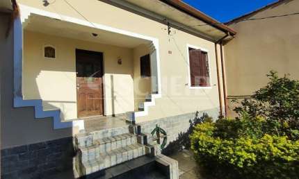 Casa ampla com 300m² de terreno e construção 128m², 3 dormitórios e edícula.