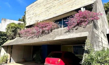 CASA NO MORUMBI E TERRENO ANEXO . PROJETO RUY OTAKE EM CONCRETO APARENTE