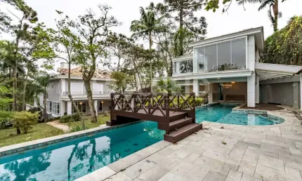 Casa de altíssimo padrão com 5 suítes dentro da Chácara Flora!