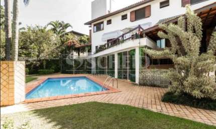 Casa à Venda no Morumbi, 572m², 6 suítes, 6 banheiros, Piscina, Churrasqueira, 6 vagas, living amplo