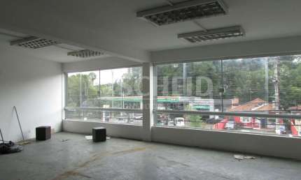 Sala Comercial no 2º Andar em Santo Amaro - 180 m² -   2 Salas -
